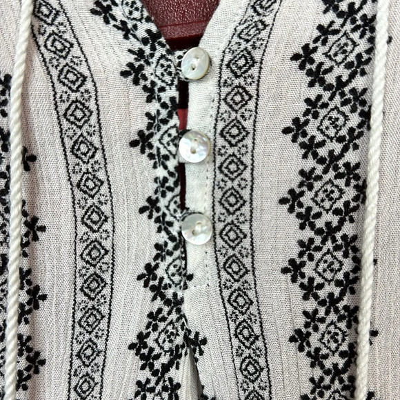 Be Cool flattering embroidered tank vertical stripes front button closure & ties - Picture 6 of 7